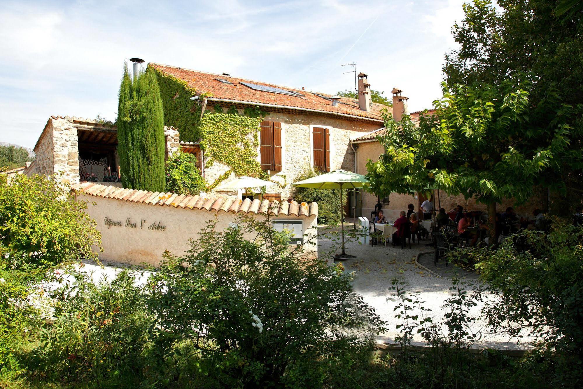 Hotel Logis & Dejeunez Sous L'arbre 3*