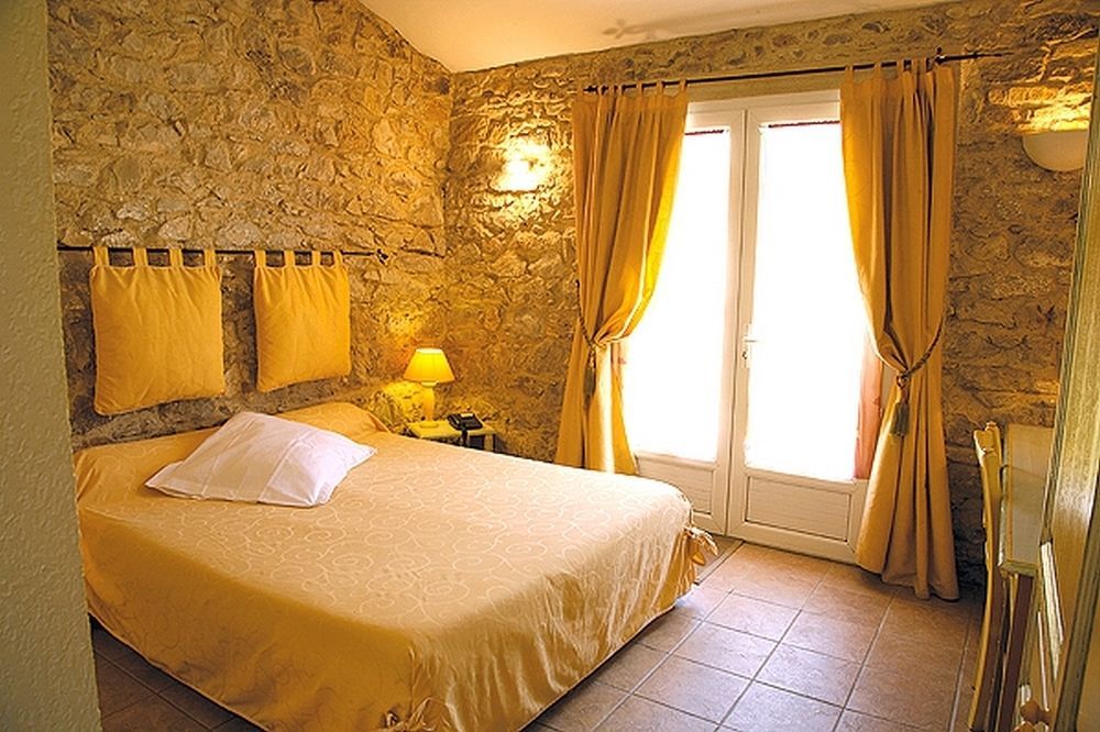 Logis & Dejeunez Sous L'arbre Hotel 3*